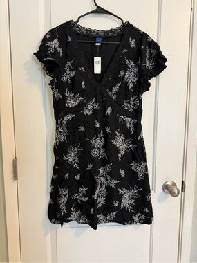 Old Navy Women’s Black Floral Lace-Trim V-Neck Top
